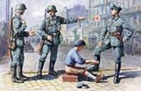 ICM 1/35 German Patrol (1939-1942) (4 figures - 1 officer, 2 soldiers, 1 civilian)
